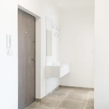 Bella With Private Parking