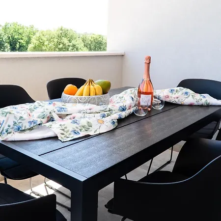 Bella With Private Parking