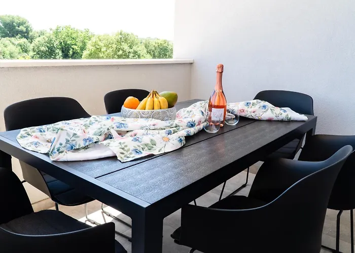 Bella With Private Parking